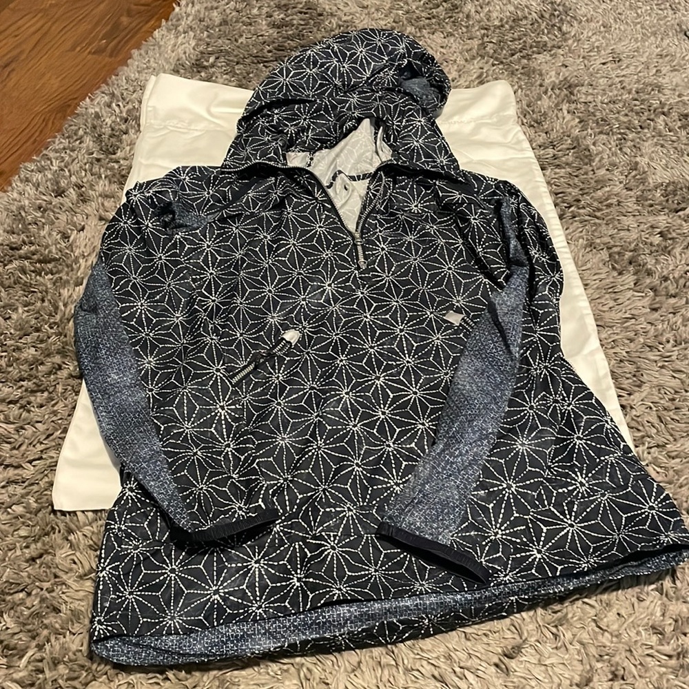Lululemon running windbreaker with storable hood Sz4